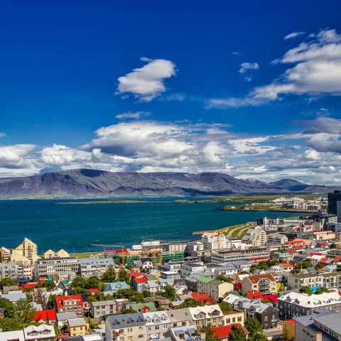 Loftmynd af Reykjavík, litrík þök og fjöll allt í kring